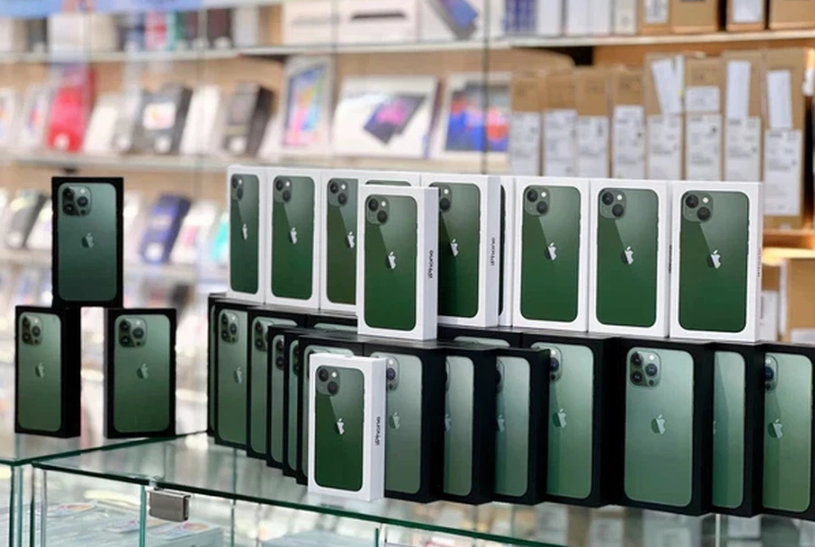 iPhone 13 Series xanh lá tại Việt Nam gây 'sốt', 'người anh em' iPhone 11 giảm giá cực sâu