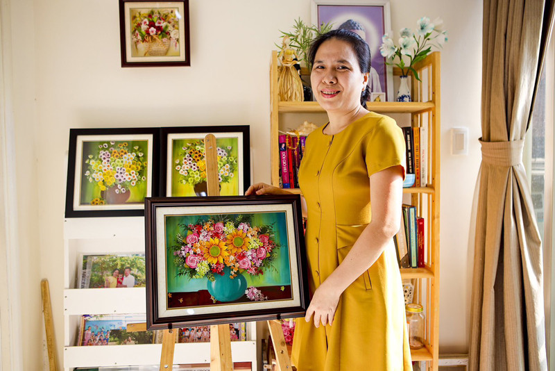 Người phụ nữ thổi hồn cho những bức tranh hoa bằng đất sét