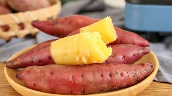 Thả thứ này vào luộc khoai lang: Khoai bở tung thơm ngon, ngọt vị ai cũng mê