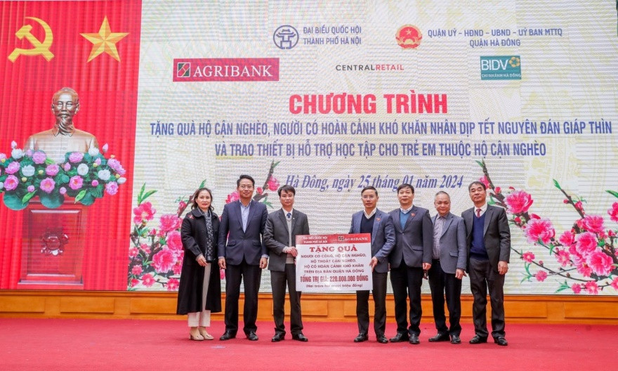 Agribank dành hơn 100 tỷ đồng hỗ trợ người khó khăn nhân dịp xuân Giáp Thìn